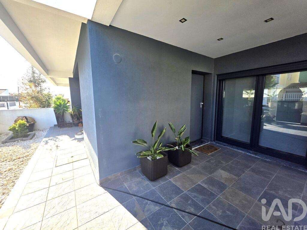 Moradia geminada T4 em Charneca de Caparica e Sobreda de 162,2 m2 - Grande imagem: 4/35