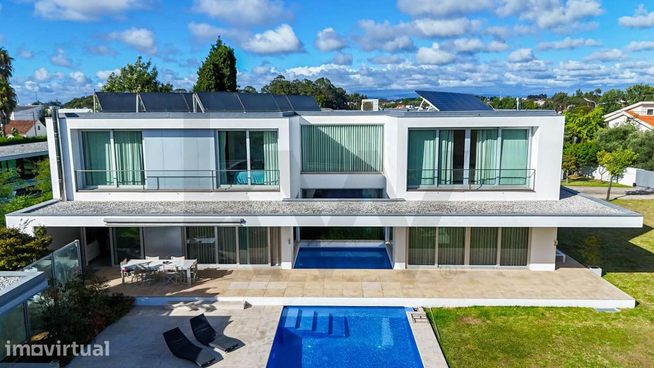 Moradia T5 de Luxo com Piscina e Lote de 2.773 m2 - Grande imagem: 2/56