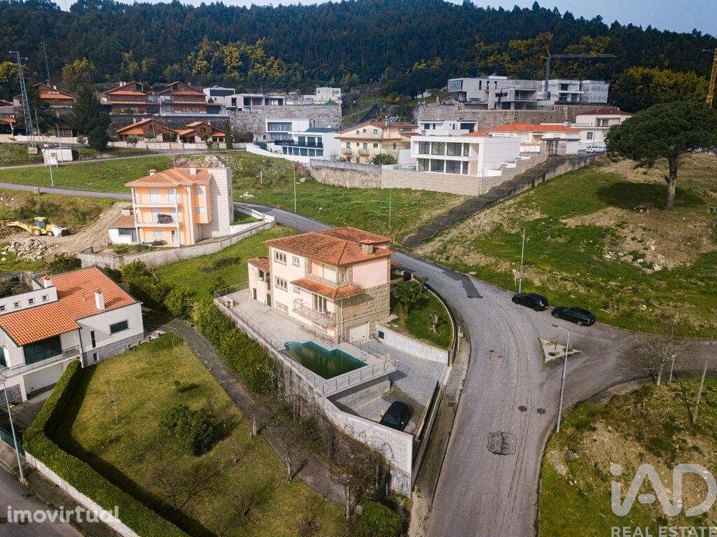 Casa / Villa T4 em Lanhoso de 209 m2 - Grande imagem: 2/40