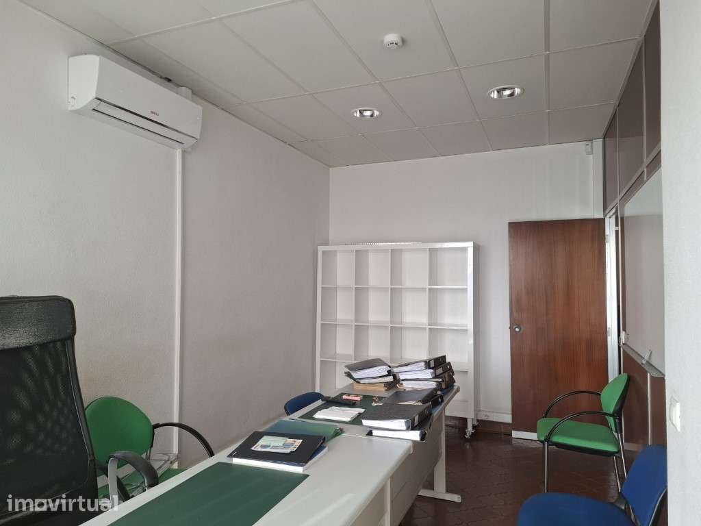 Loja transformada em escritório mobilado localizado junto à estação... - Grande imagem: 3/6