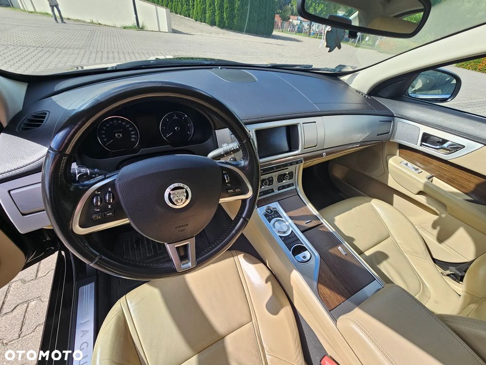 Jaguar XF 2.2 D Luxury - 11
