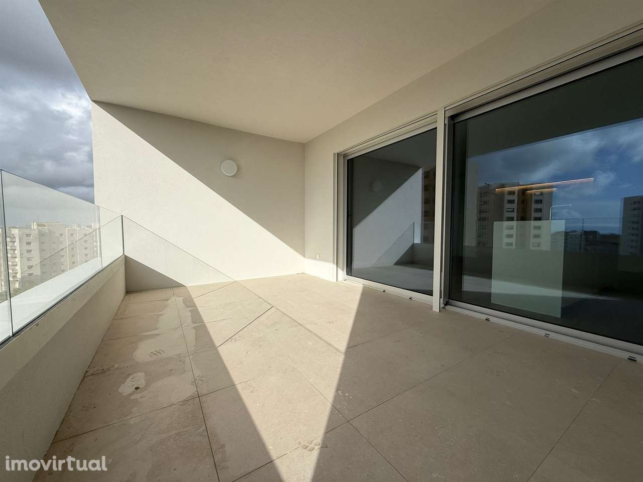 T2 NOVO no 8.º Andar c/ Varanda Sul/Poente, Garagem e Arrumo em Ramald - Grande imagem: 2/24