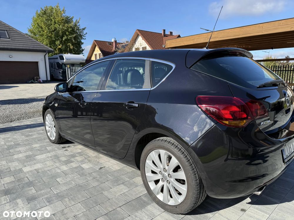 Opel Astra 2011 photo 2
