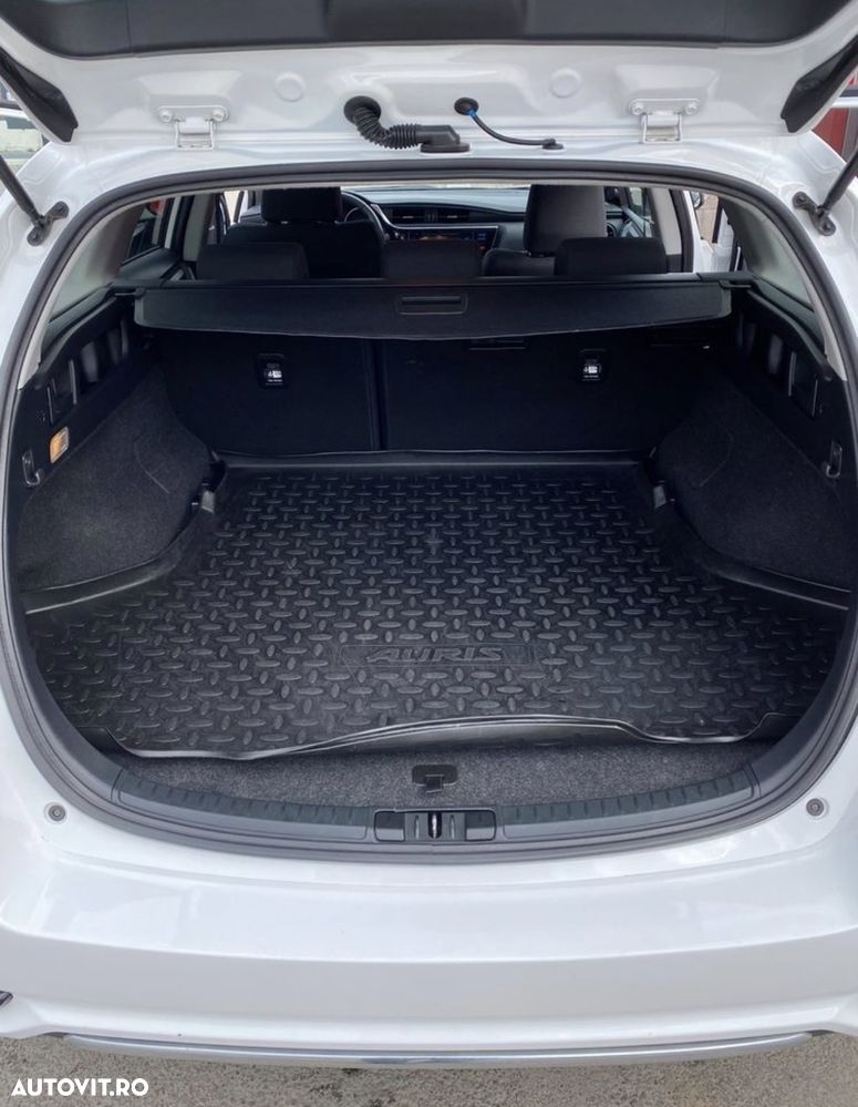 Toyota Auris 1.8 L VVT-i HSD Sol + - 8