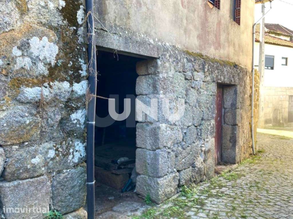 Moradia em Banda T1 - Para Reconstrução Total - Grande imagem: 2/10