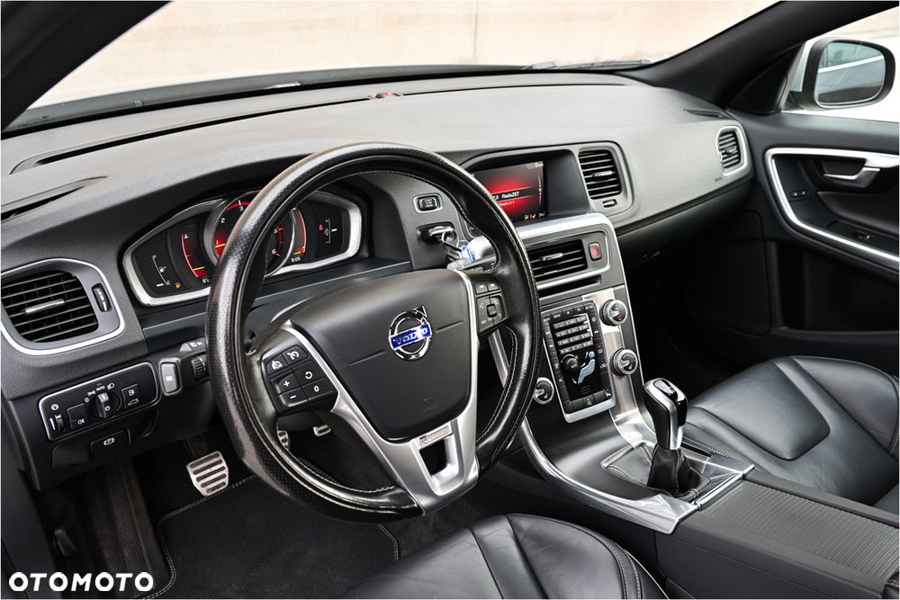 Volvo V60 D3 R-Design - 16