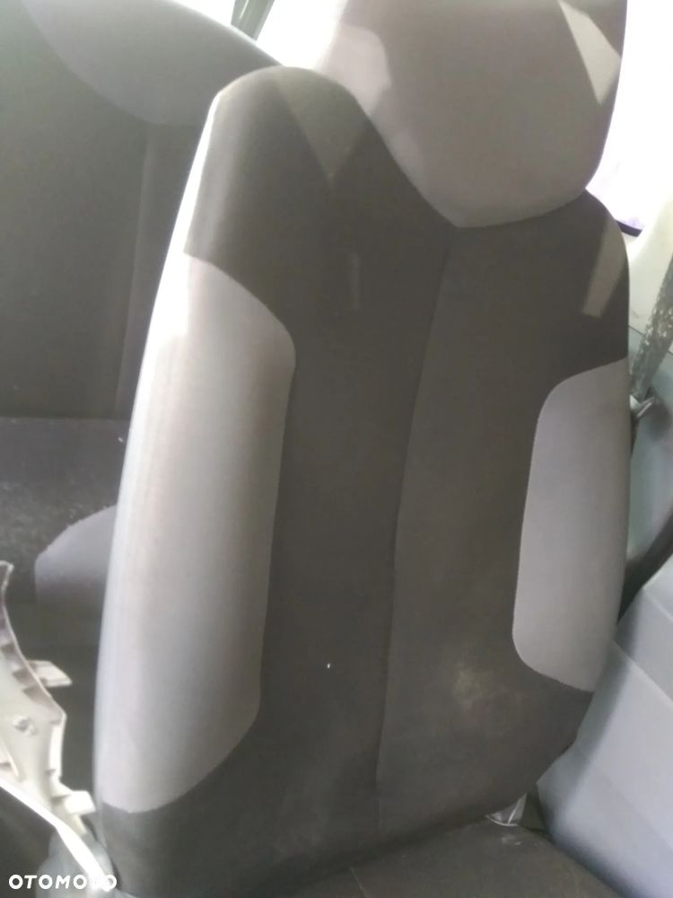 Auto na części - Peugeot 107 68 KM benzyna 2005 Silnik Skrzynia Drzwi Maska Klapa Błotnik Zderzak Lampa Szyba Klamka Lusterko Deska Kokpit - 7