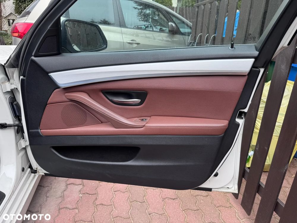 BMW Seria 5 525d xDrive - 17