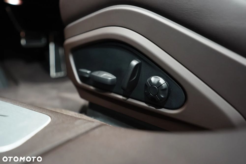 Porsche Panamera ver-4-e--hybrid-phev - 25