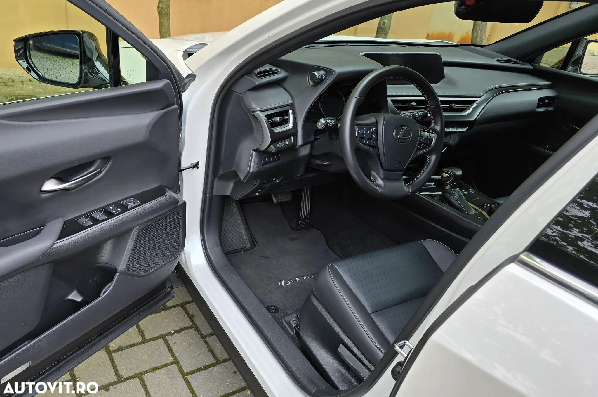 Lexus UX 250h FWD Executive - 15