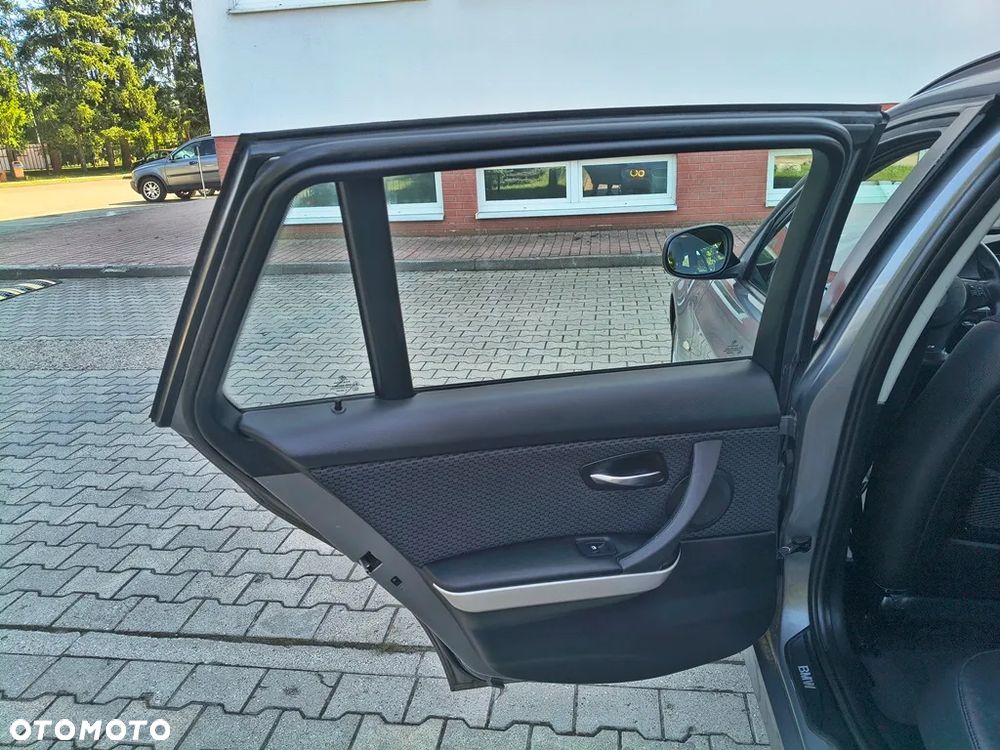 BMW Seria 3 320d DPF Edition Sport - 28
