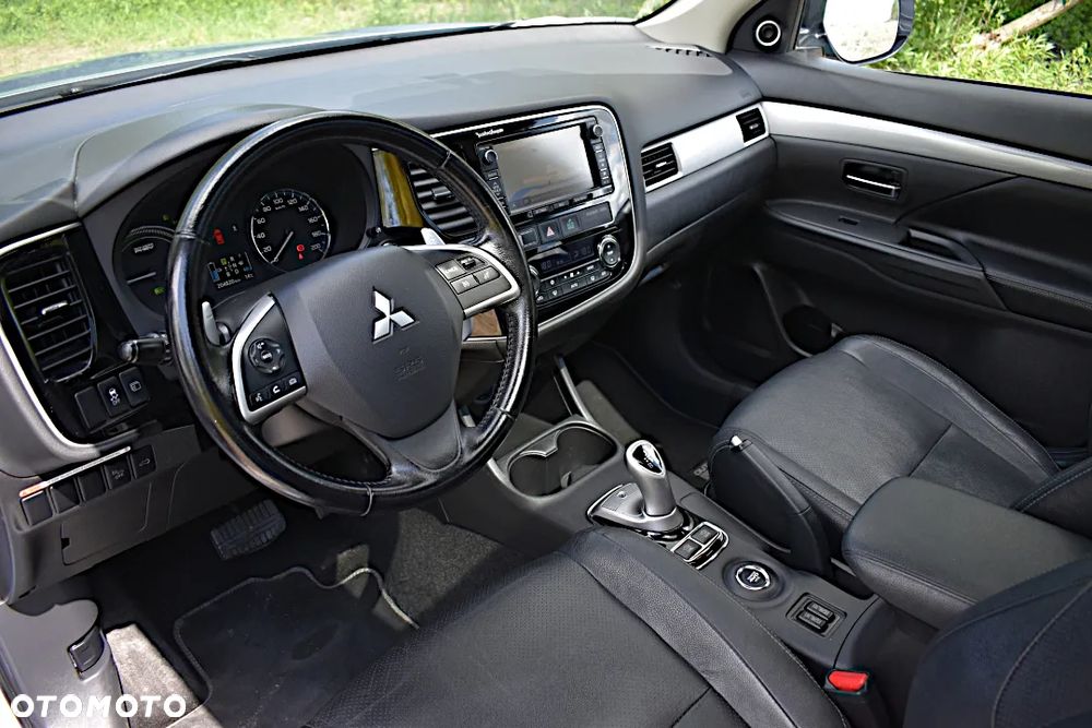 Mitsubishi Outlander 2.0 4WD Plug-In Hybrid Top - 34