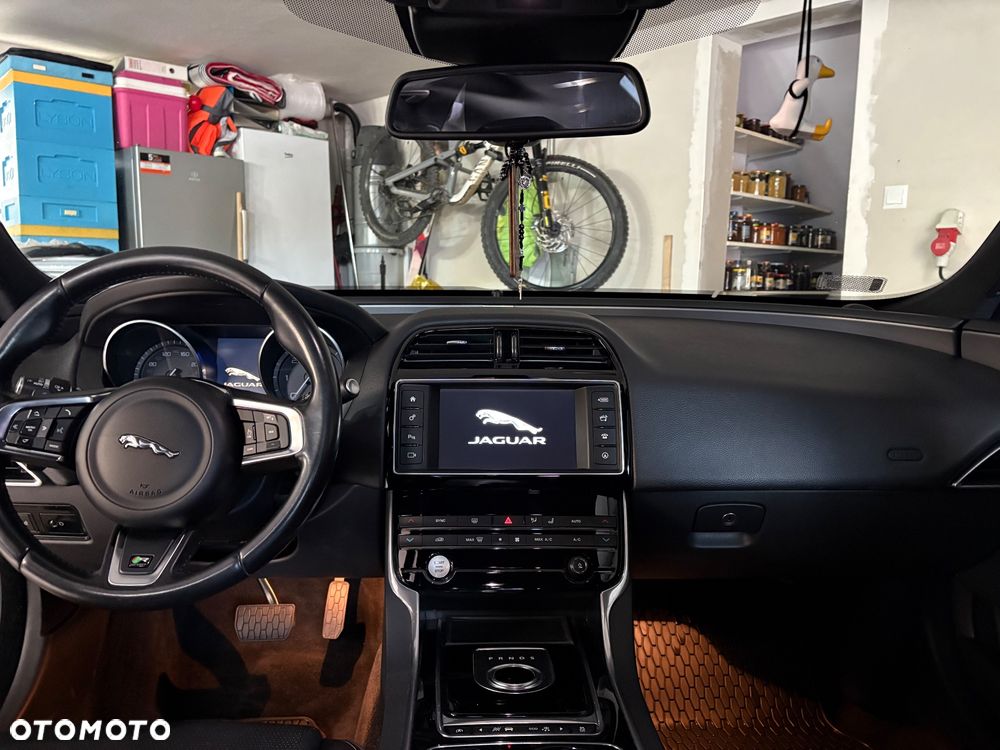 Jaguar XE 20d R-Sport - 11
