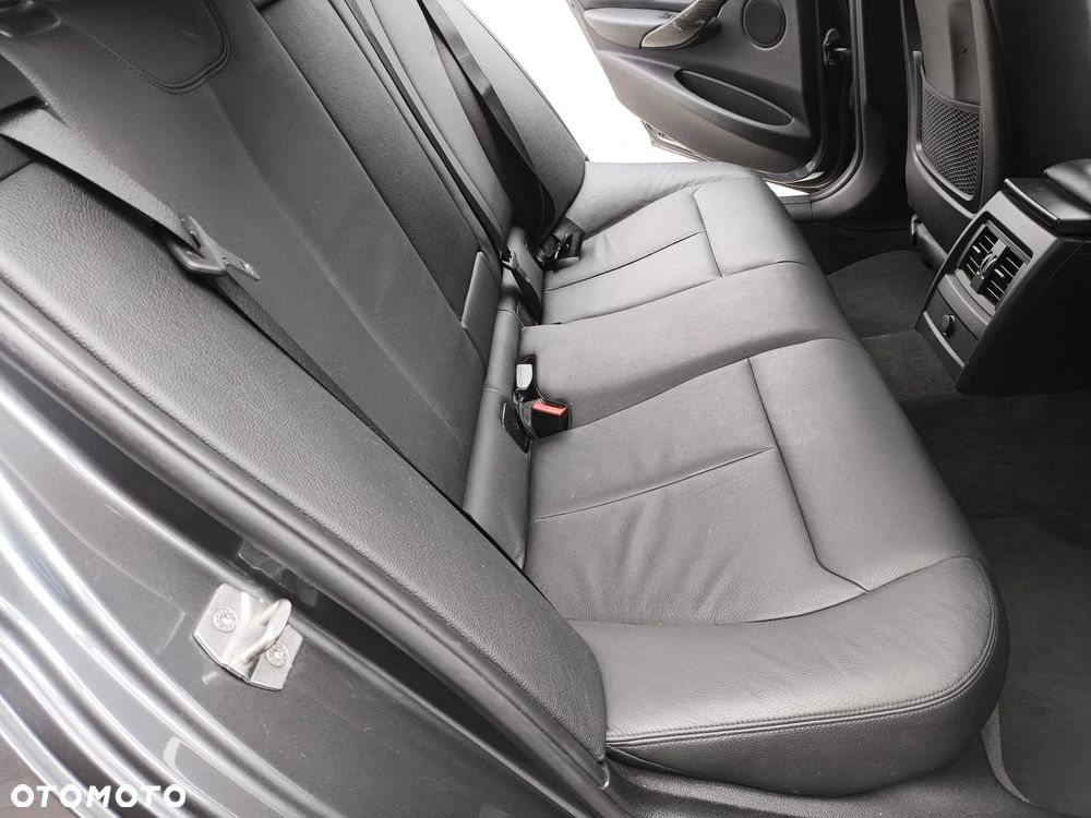 BMW Seria 3 330d Luxury Line EU6 - 12