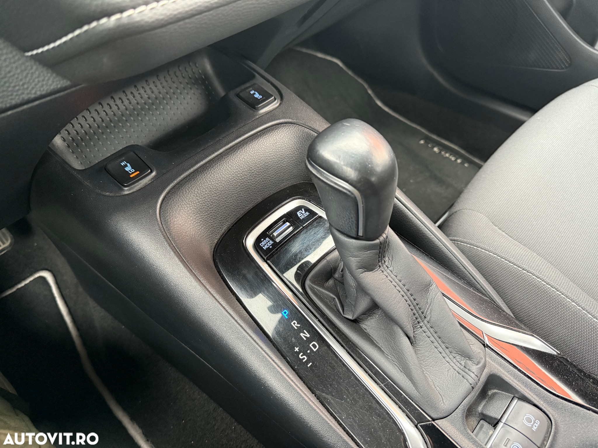 Toyota Corolla 2.0 Hybrid Lounge - 17