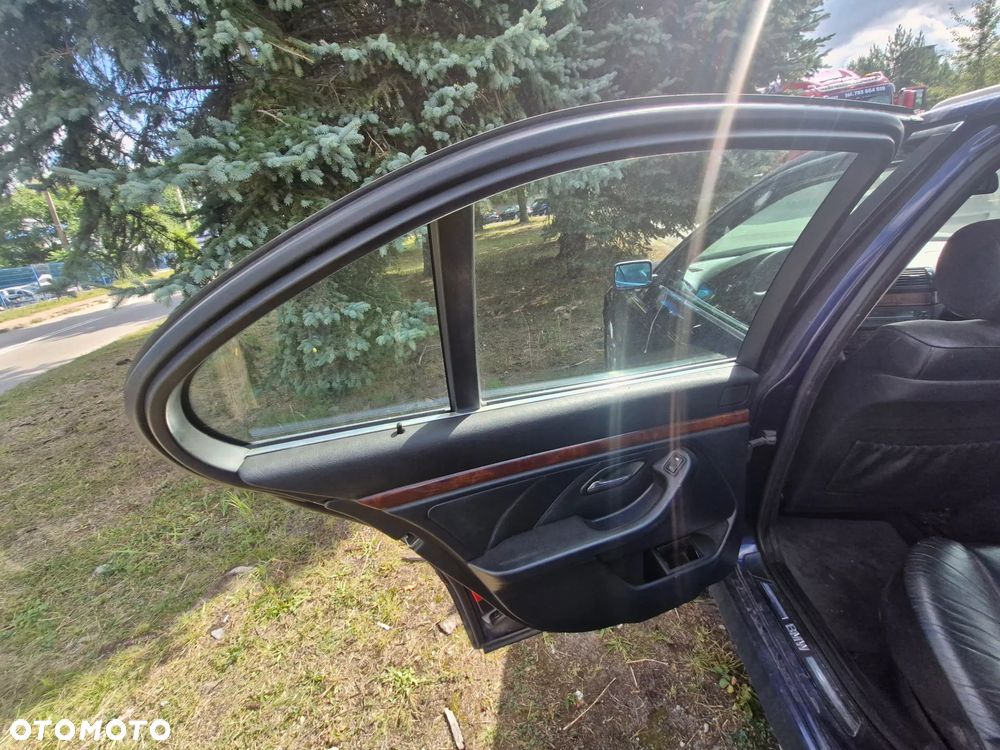 BMW E39- pojazd na części: maska, zderzak, drzwi, szyby, lusterka, chłodnica ... - 25