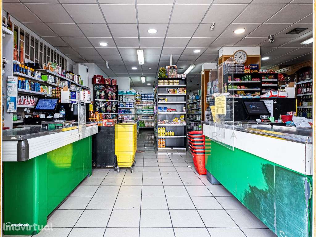 Supermercado em funcionamento no centro de Albufeira - Grande imagem: 3/28