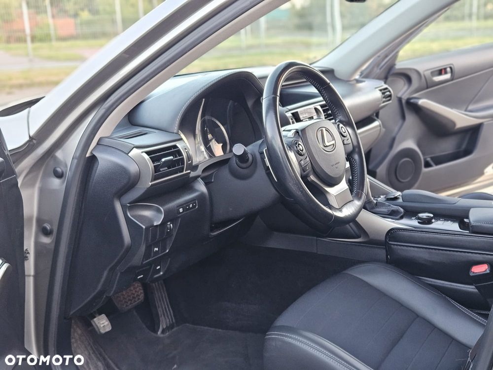 Lexus IS 300h Comfort - 17