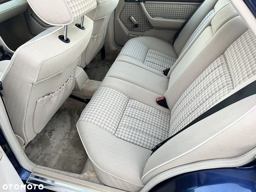 Mercedes-Benz Klasa E 260 - 24