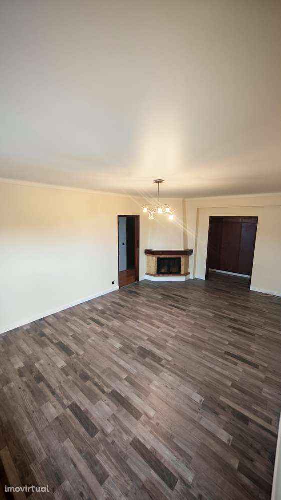 Apartamento T3 para arrendamento – Espaçoso, com garagem e sótão - Grande imagem: 2/18