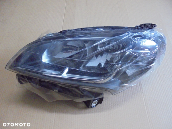 REFLEKTOR LAMPA LEWA FIAT DOBLO 2015-> NR OE 521094580 CZARNA