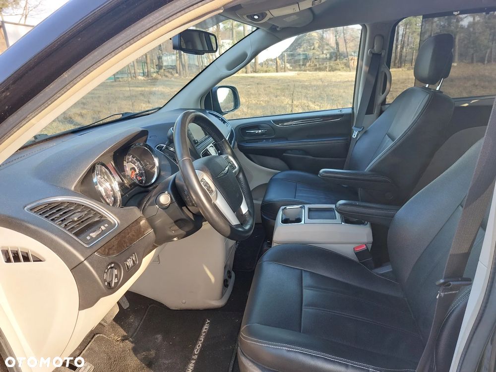 Chrysler Town & Country 3.6 Limited - 17