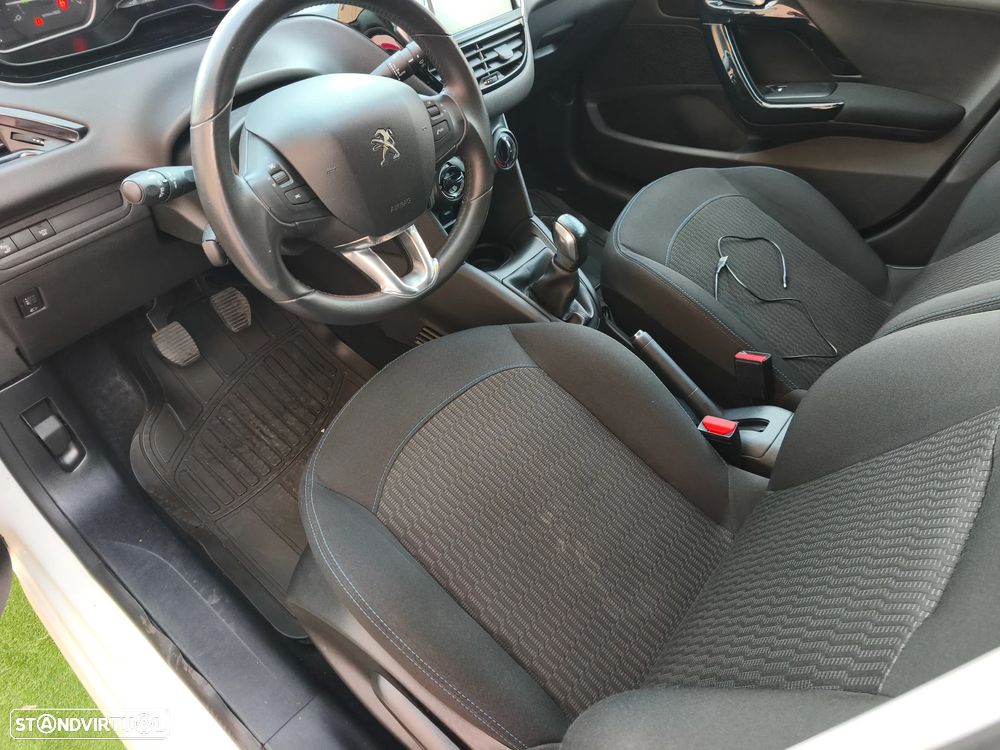 Peugeot 208 1.2 PureTech Signature - 19