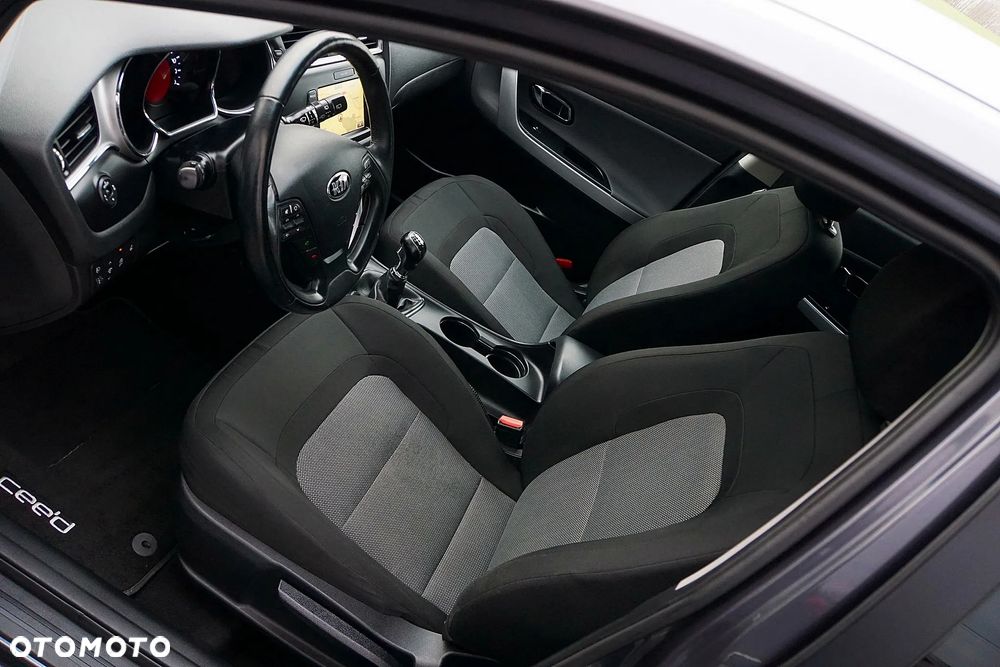 Kia Ceed 1.6 GDI Dream Team Edition - 24