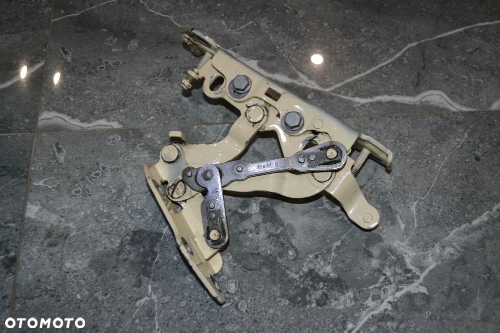 MERCEDES W204 W207 W212 W218 ZAWIAS MASKI PRAWY 2048800228 - 2