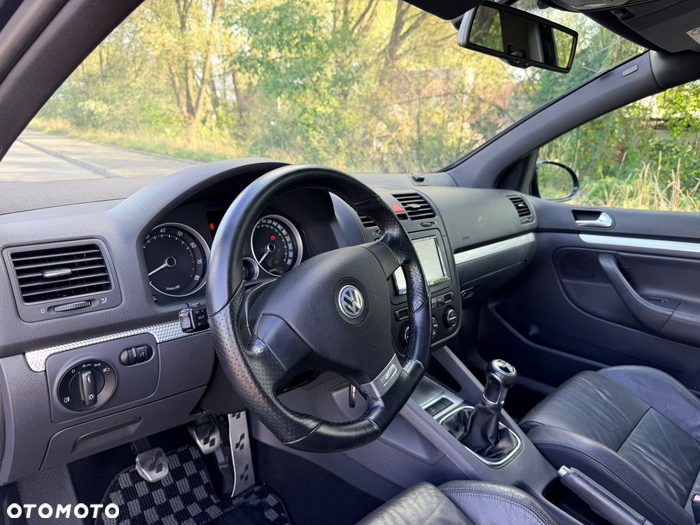 Volkswagen Golf R32 - 16