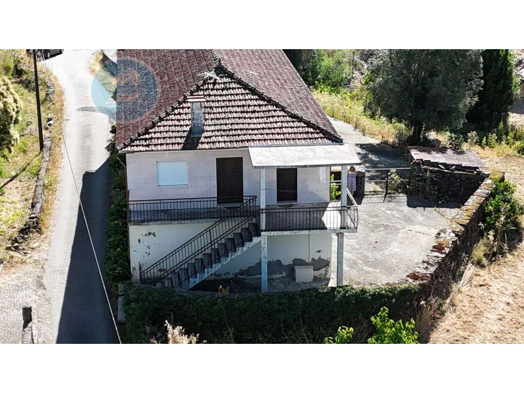 Casa Geminada T3 com Terreno Outerinho, Cabeceiras de Basto - Grande imagem: 3/45