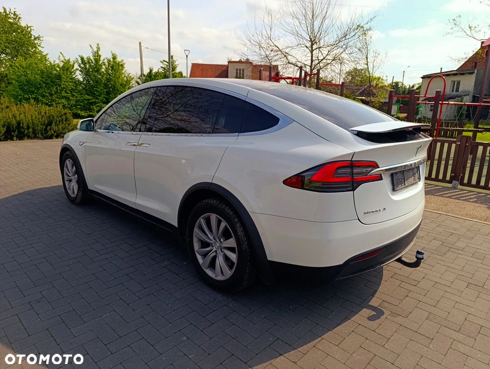 Tesla Model X - 18