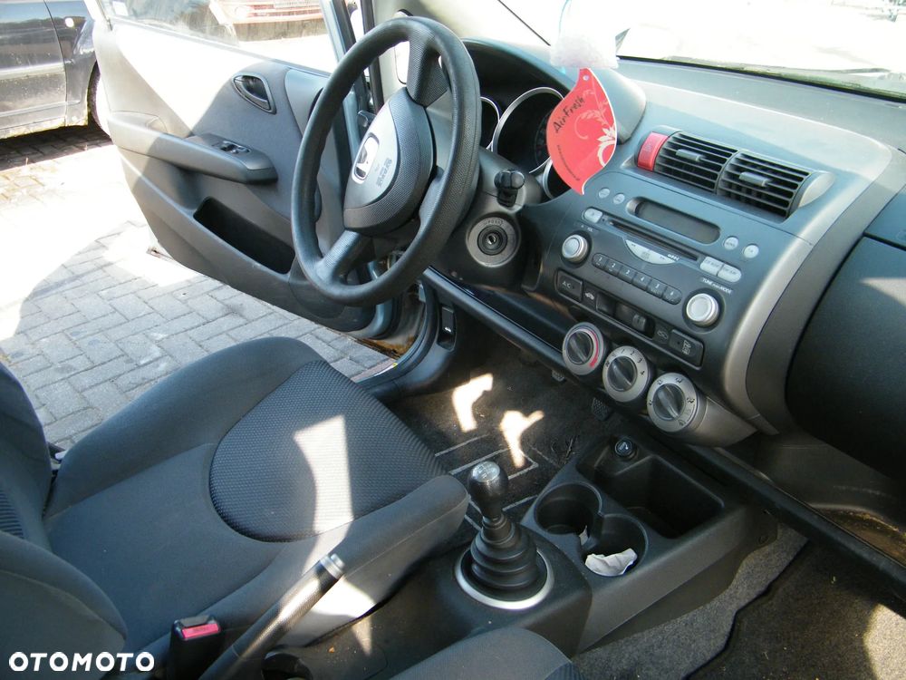 Honda Jazz II FL (04-08r.) 1.2 i-DSI 77KM. Silnik L12A4 Skrzynia SWLM lakier B528M. Cały na części. GWARANCJA !!!  Przód Tył Zestaw Komplet Drzwi Klapa Zderzak Błotnik Maska Grill Atrapa Szyba Pas Lampa Lusterko Boczki Fotel Kanapa Kokpit Deska Rozdzielcza Przełącznik Włącznik Sterownik Przewody Wiązka Instalacja Moduł Komputer Czujnik Listwa Pompa Alternator Wtryski Głowica Rozrusznik Kompresor Sprzęgło Dwumas Silnik Skrzynia ABS Klimatyzacji Paliwa Wspomagania Kolektor Turbina Przepustnica Zawór Chłodnica Koło Hak Belka Sanki Zawieszenie Mcpherson Półoś Amortyzator Wydech Tłumik Zacisk Most - 11