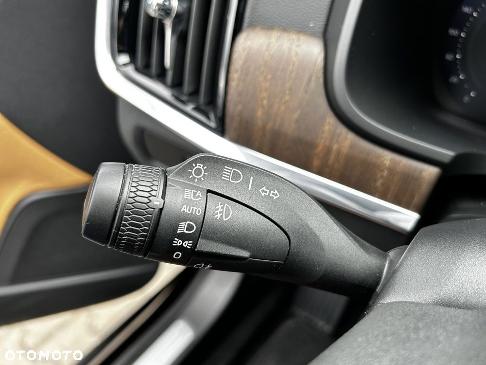 Volvo V90 Cross Country - 24