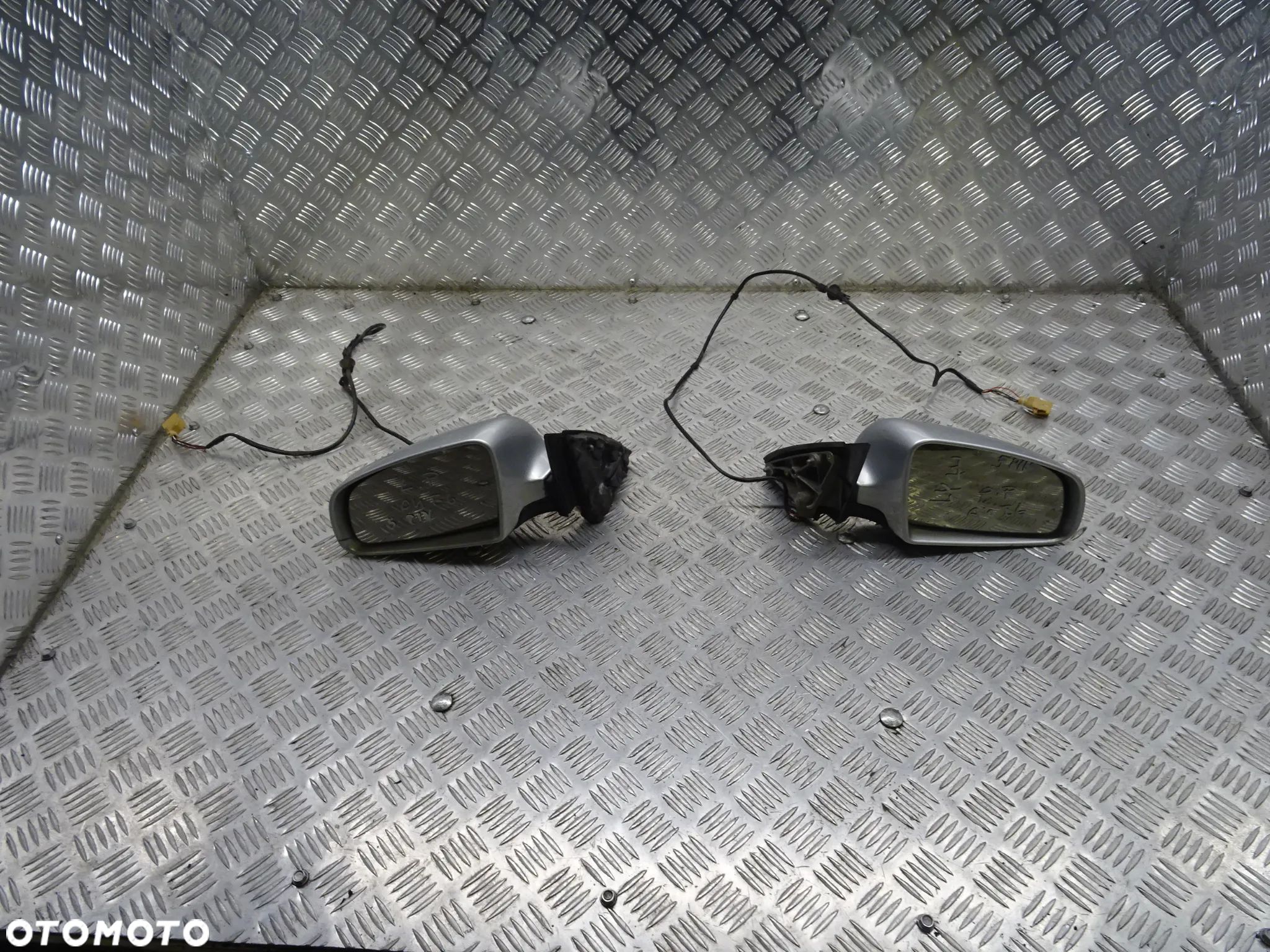 AUDI A4 B6 SEDAN 00-06 1.9 TDI AWX LUSTERKO ZEWNĘTRZNE LEWE PRAWE 5 PINÓW - 1