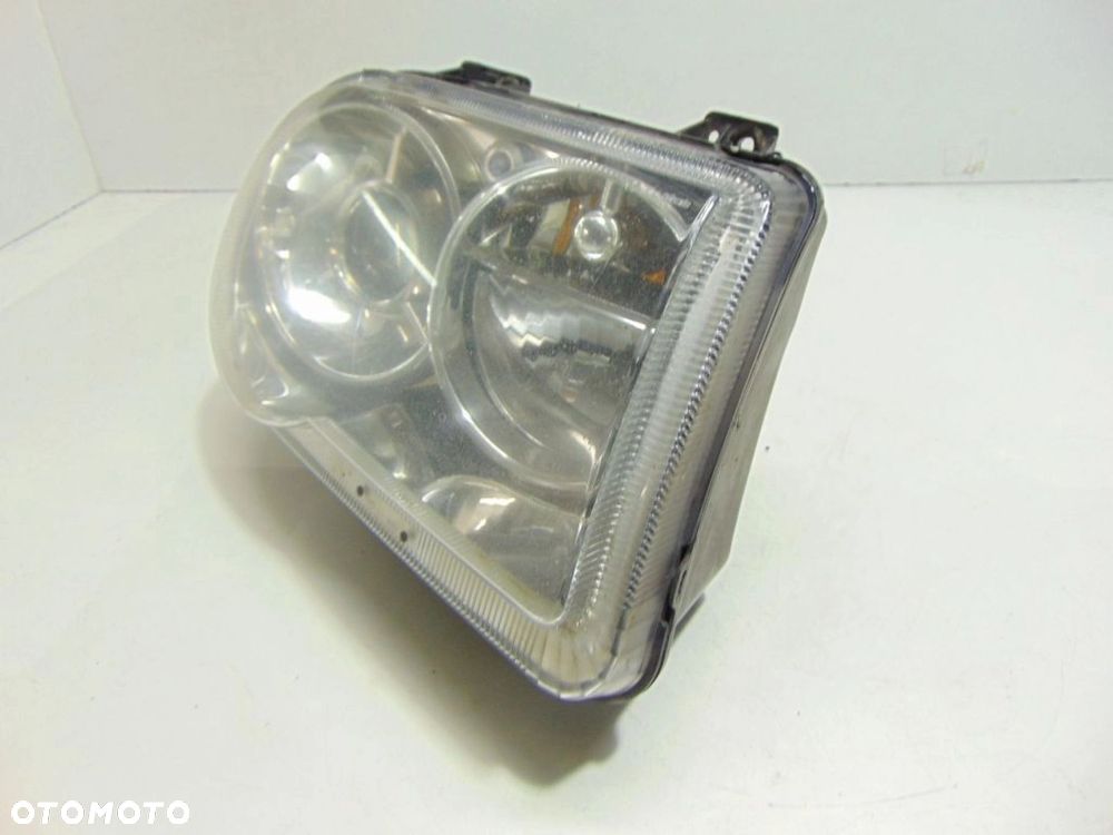 LAMPA PRAWY PRZÓD CHRYSLER 300C (2004 - 2010) 3.0 CRD 218 KM - 2