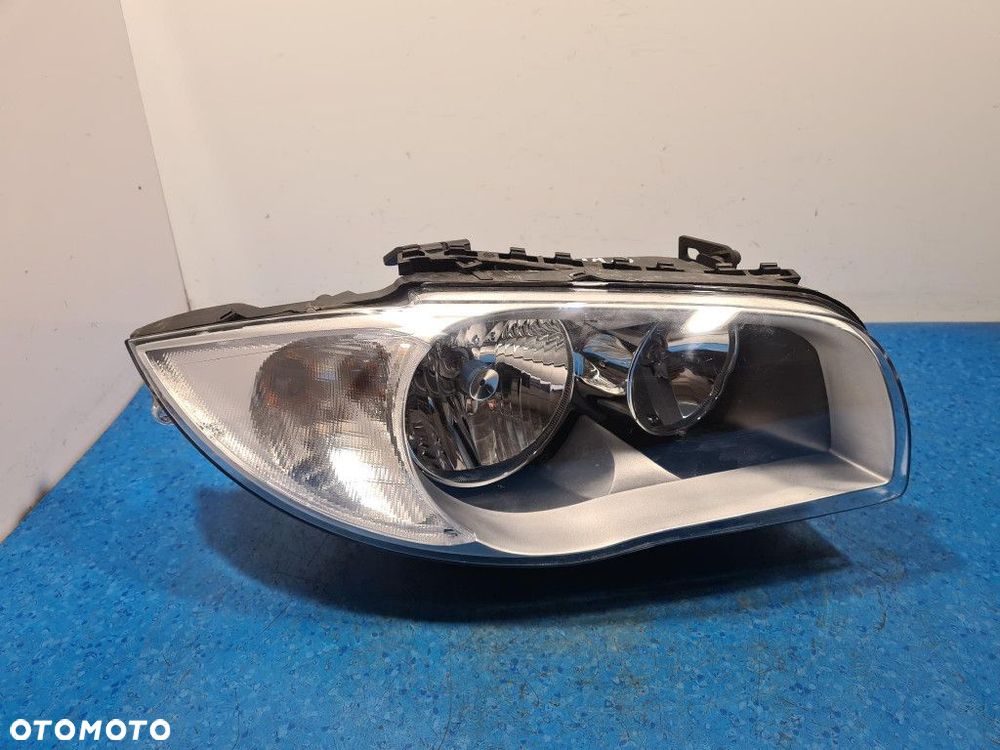 BMW 118 E87  REFLEKTOR PRAWY - 1