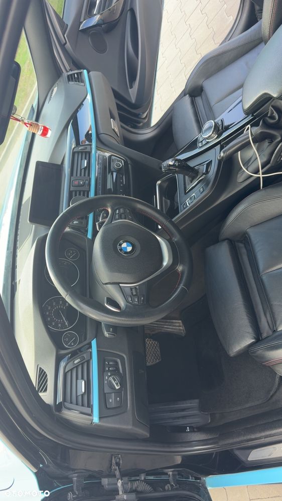 BMW Seria 3 328i Sport Line - 30