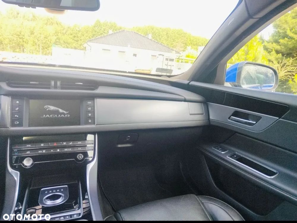 Jaguar XF 2.0 i4D R-Sport - 9