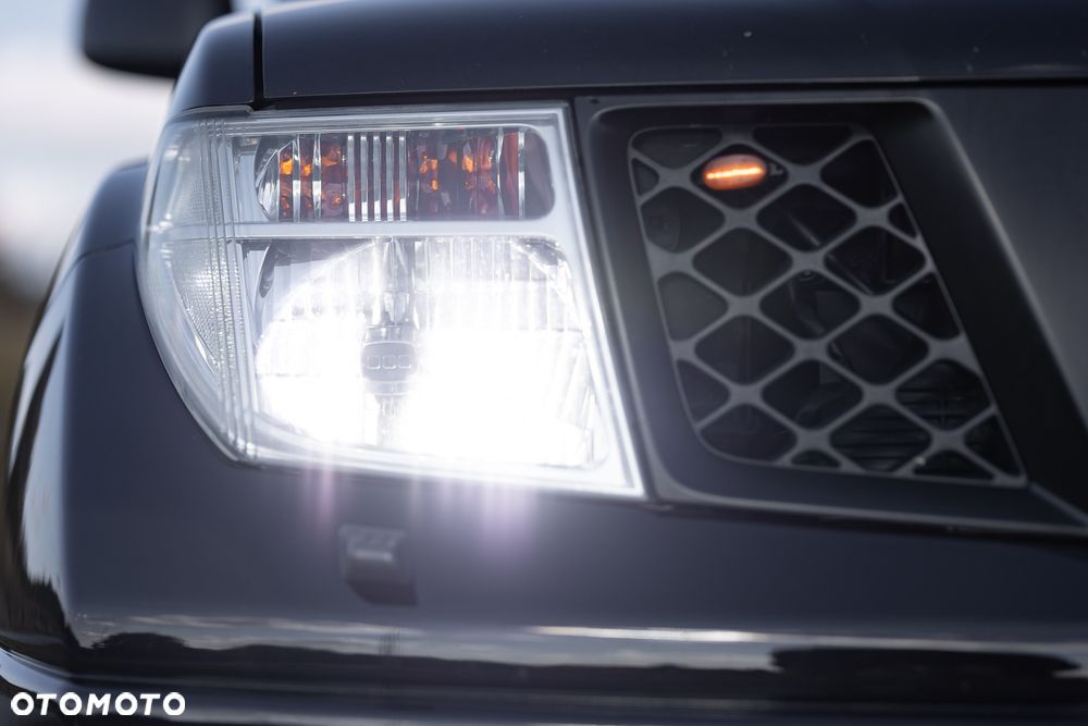 Nissan Navara 2.5 TDi Sport / LE - 16