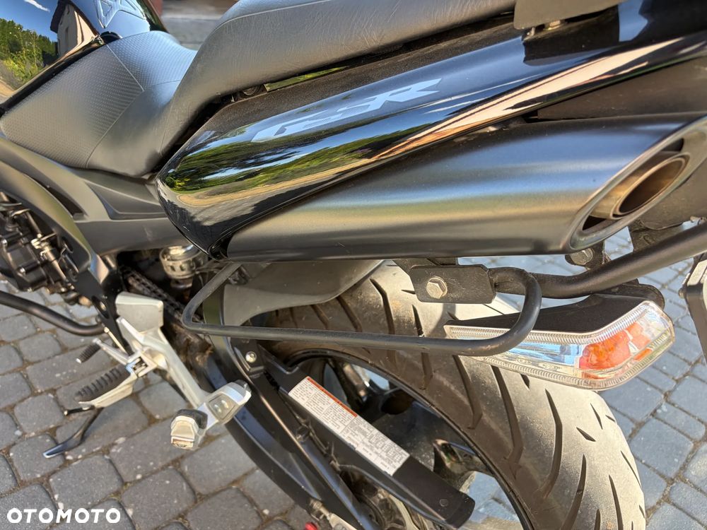 Suzuki GSR - 6
