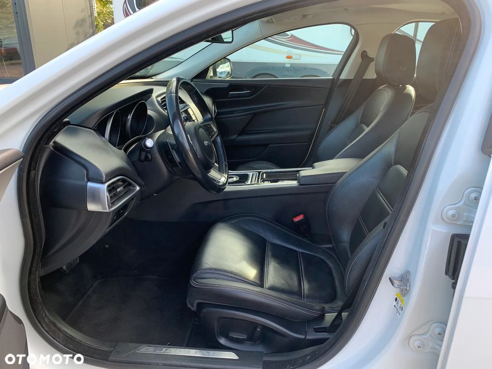 Jaguar XE 2.0 D Prestige - 19