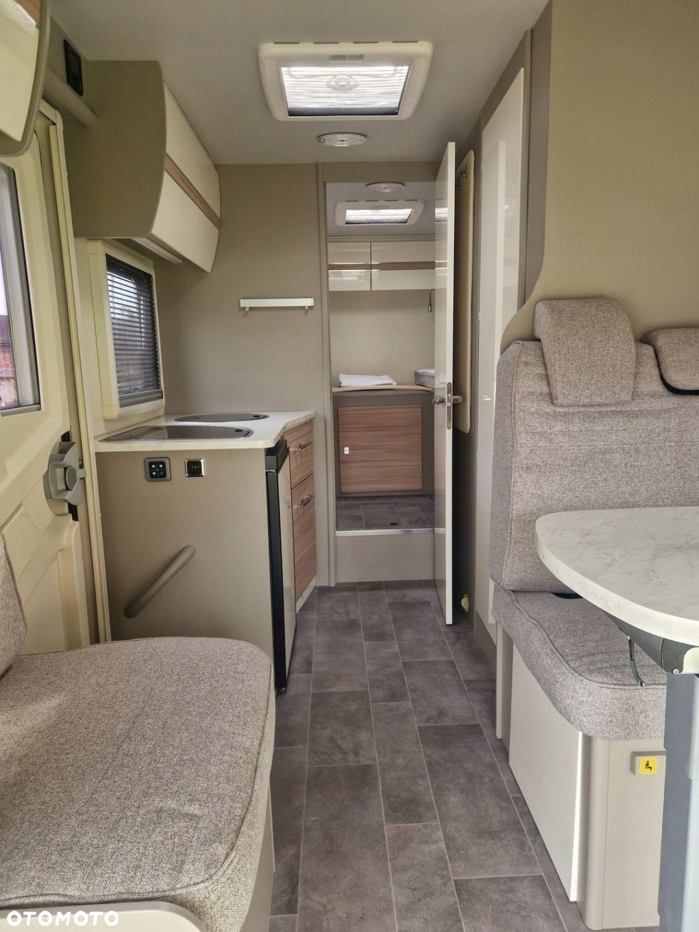 RENAULT MASTER 2023 r ZABUDOWA KAMPER AHORN 690 - 12