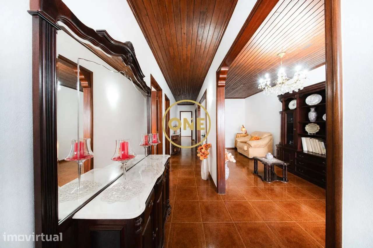 Moradia T4 com Amplo Jardim nas Feteiras – Tranquilidade e Potencial - Grande imagem: 5/31