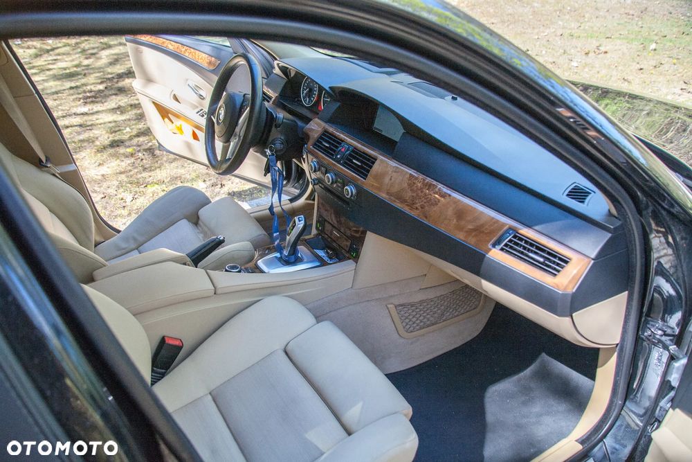 BMW Seria 5 525d - 31