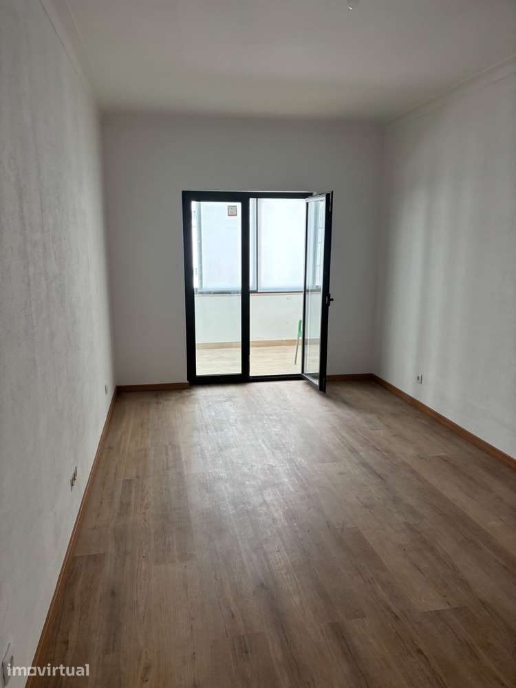 T2 Remodelado C/ ou S/ Mobília Ao Ano - Grande imagem: 5/10
