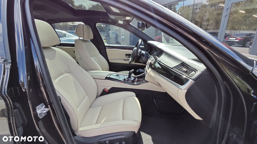 BMW Seria 5 550i xDrive - 30