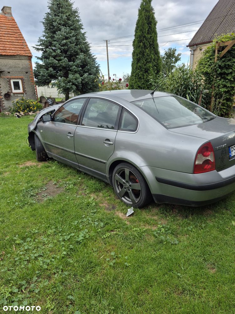Volkswagen Passat - 1