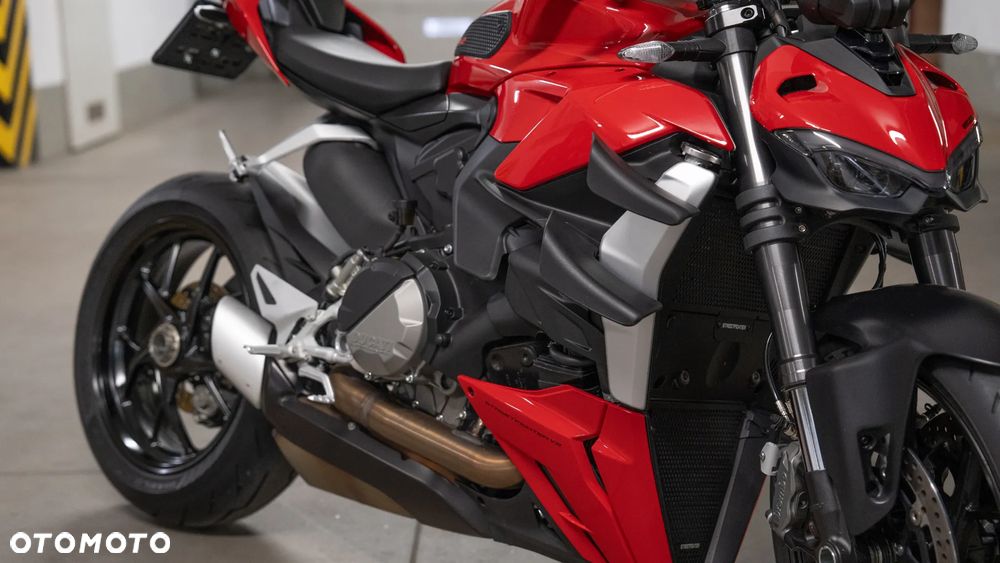Ducati Streetfighter V2 - 2