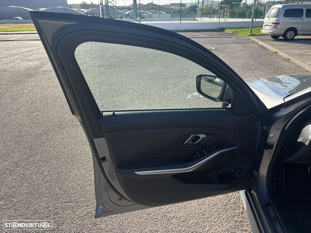 BMW 320 e Pack Desportivo M Auto - 21